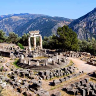 Sitz des Orakels von Delphi. Bild entnommen aus: http://jjphodyssey.blogspot.de/2014/10/jj-reply-lessons-i-am-learning-or-know.html
